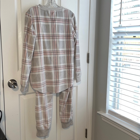 Rachel Zoe Women’s Plaid Cozy Pajama Set - Picture 2 of 10